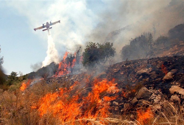 Μαίνεται η μεγάλη φωτιά στη Λακωνία   Εκκενώθηκαν χωριά