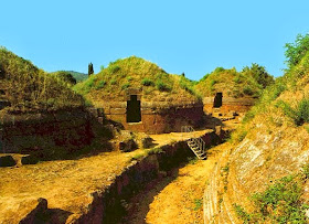 купольные приемники на монолитном основании, расположены в древнем городе этрусков Черветери