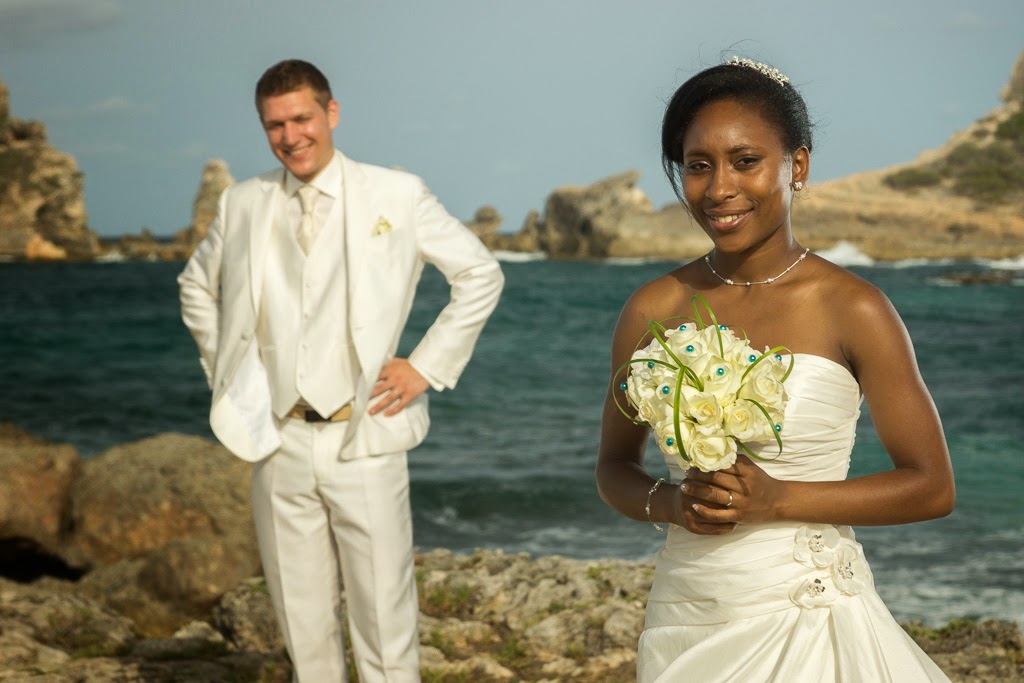 la mariée au premier plan devant son mari et la Pointe des Châteaux