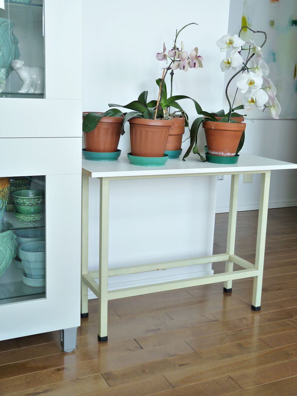 Update Broken Glass Shelves with DIY Walnut Plywood Shelves Dans le