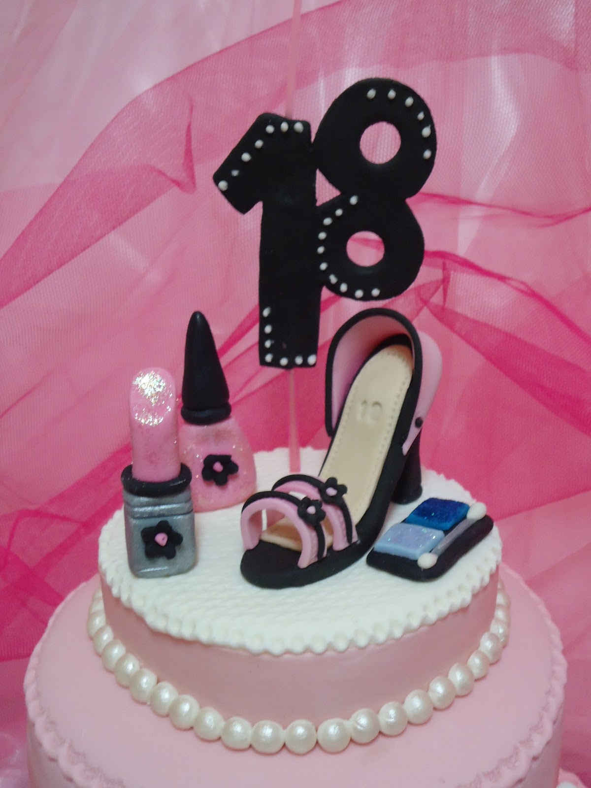 Hermoso pastel en el cumpleaños de la chica durante 18 años