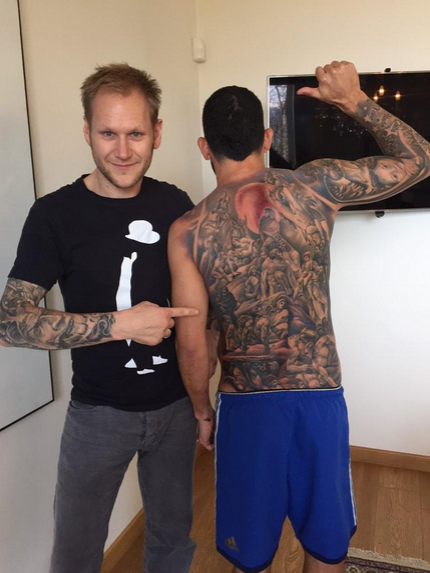 Adivinha quem é o astro argentino que fechou as costas com essa tatuagem