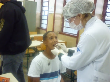 PAM CÉSAR PERNNETTA REALIZANDO PROCEDIMENTO DE HIGIENE BUCAL EM NOSSOS ALUNOS.