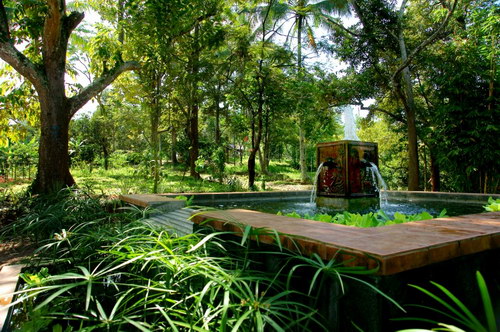 Foto kolam air mancur yang indah