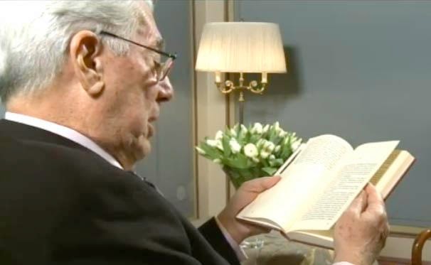 MARIO VARGAS LLOSA, LEYENDO