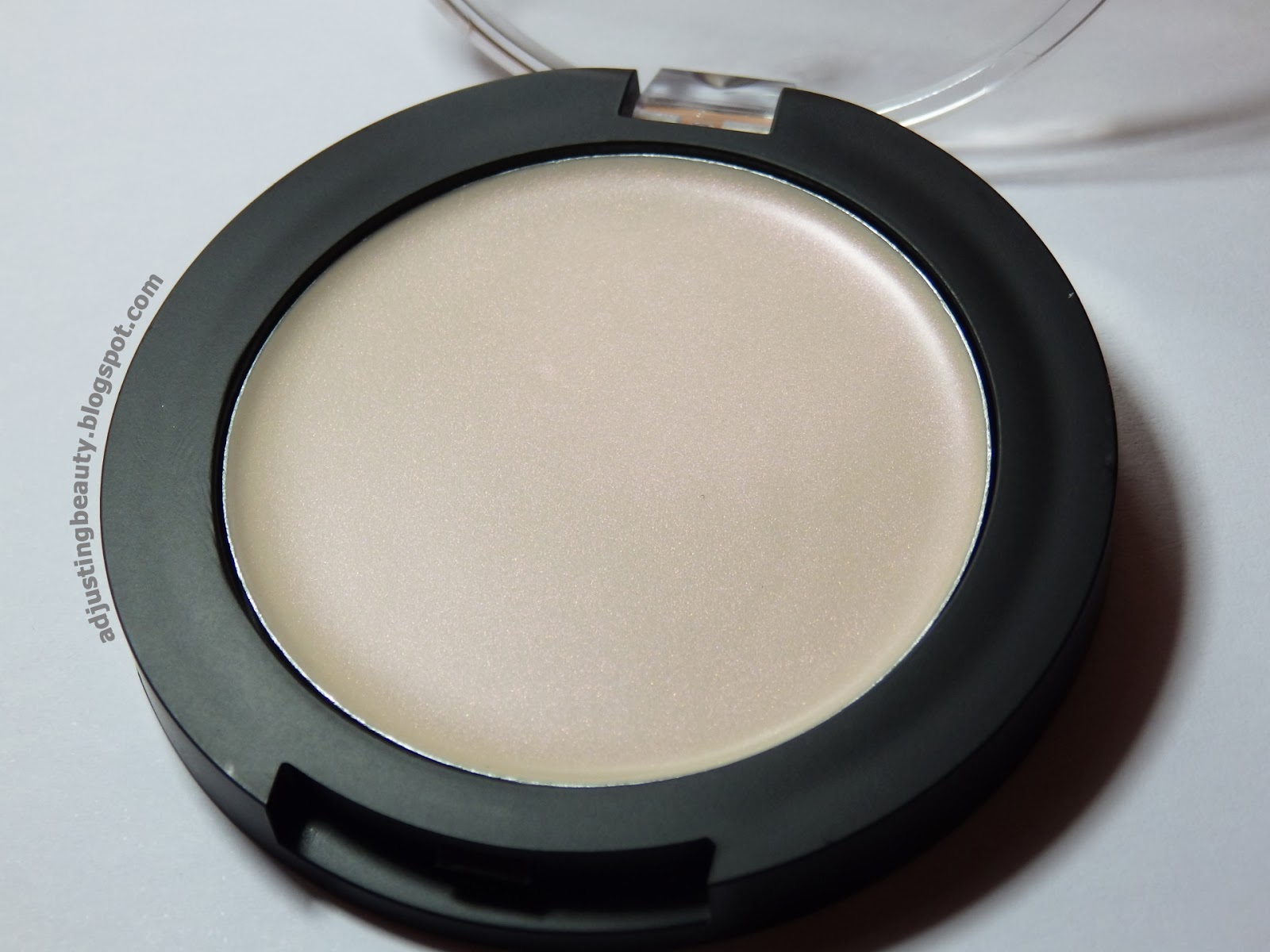 Review Essence Dark Romance cream highlighter and lipgloss effects Adjusting Beauty