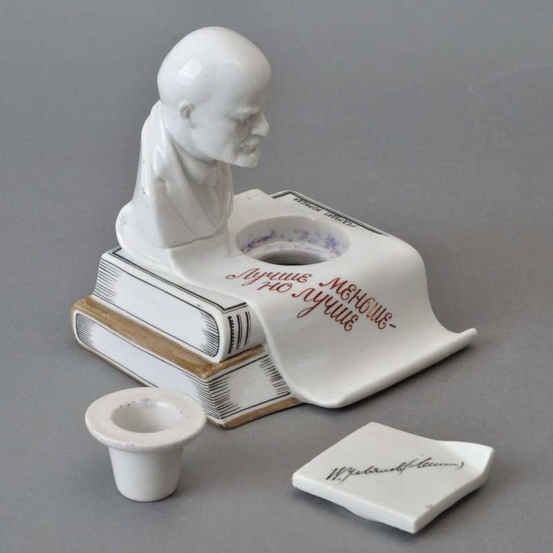 Чернильница Надя уехала в Америку сосать хуй здорового уголька