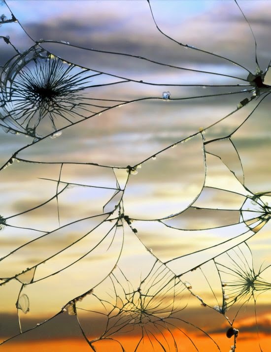 As lindas fotografias com pores do sol vistos através de espelhos quebrados de Bing Wright Bing Wright fotografia céus espelho quebrado broken mirror evening skies