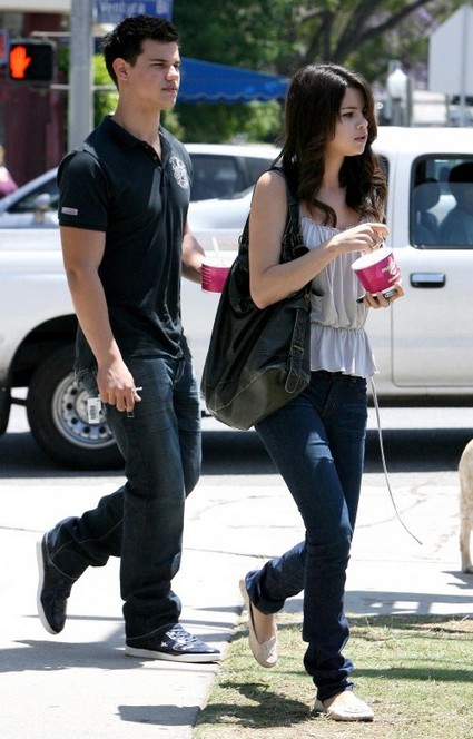 selena gomez and taylor lautner 2011. Selena Gomez and Taylor