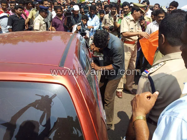 Car, Road, Police, Dog, Investigates, Kasaragod, Kerala, Kerala Vartha, Kerala News.