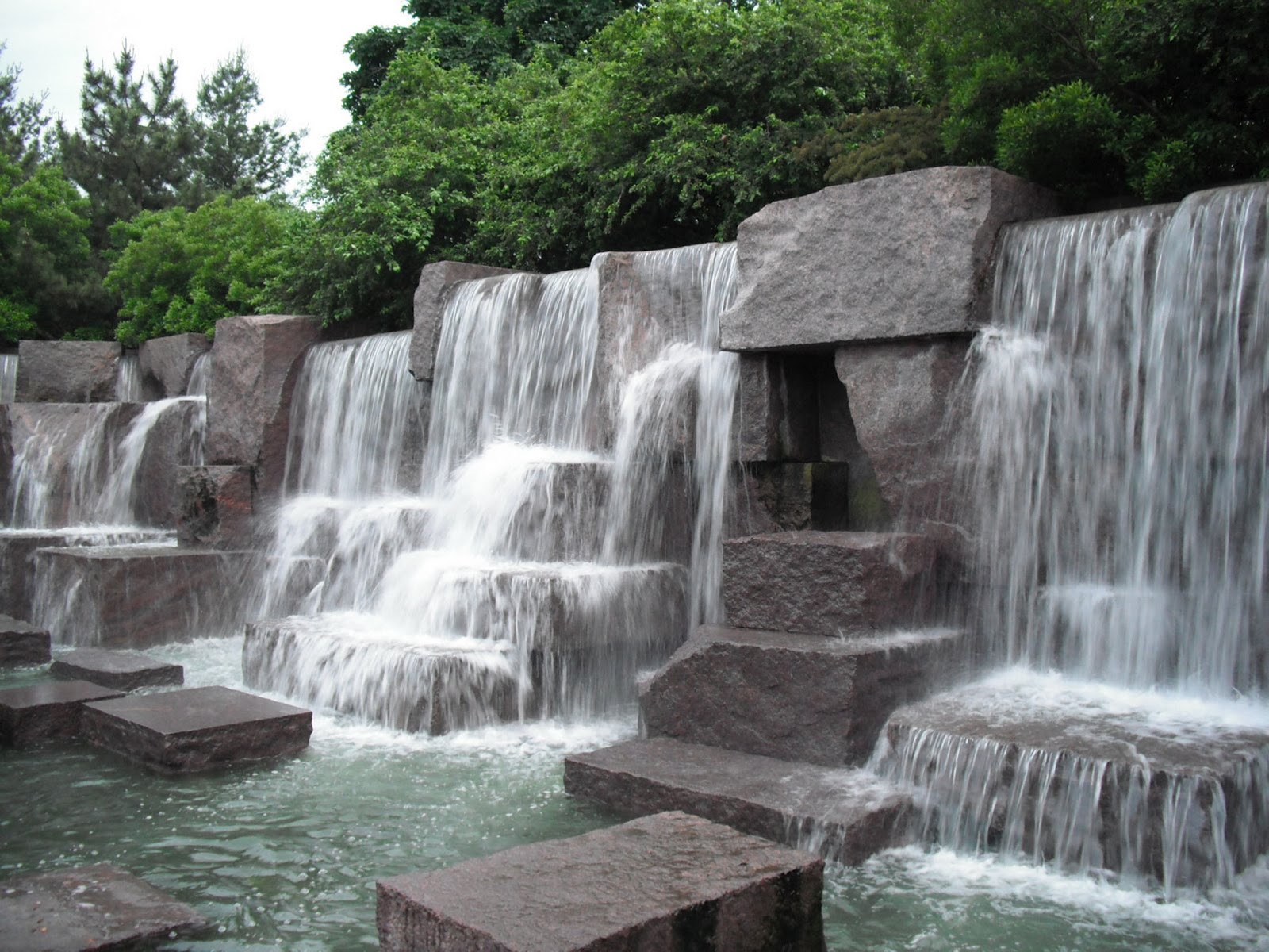 http://1.bp.blogspot.com/-xwzruVHljYo/UG-vrmfIXWI/AAAAAAAAAoc/YYIgBnfknX4/s1600/Beautiful-Nature-River-027(www.TheWallpapers.org).jpg