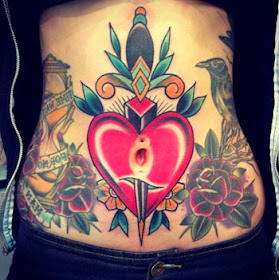 Fotos de tatuagem de coração na barriga mulheres