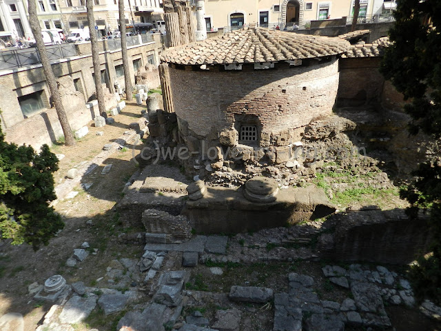 A tower stands among the ruins of the Largo di Torre Argentina