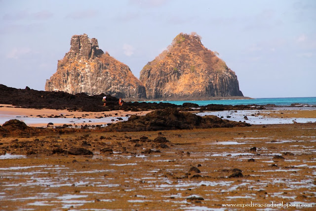 Praia do Boldró com Morro Dois Irmãos ao fundo