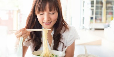 Bahaya Makan Mie Instan Dengan Nasi