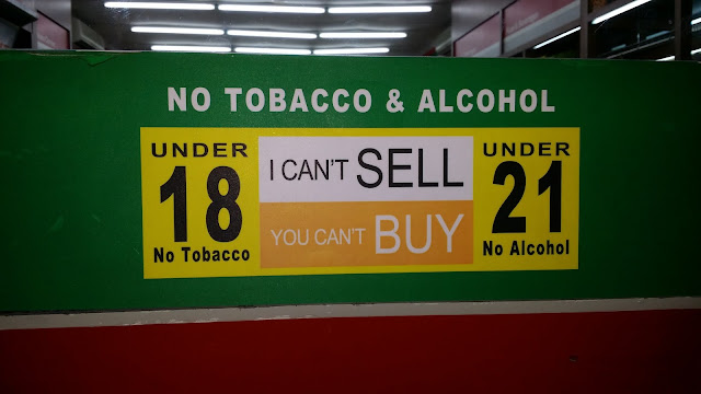 Cartel de prohibiciones de venta de tabaco y alcohol a menores en Bali