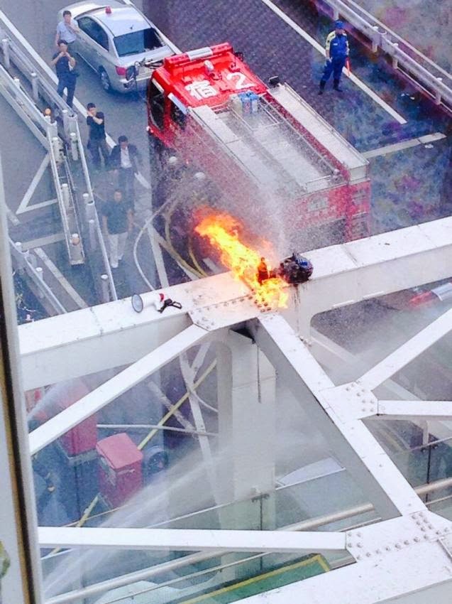 출처:해적 haezuk.com 신주쿠 육교에서 분신자살