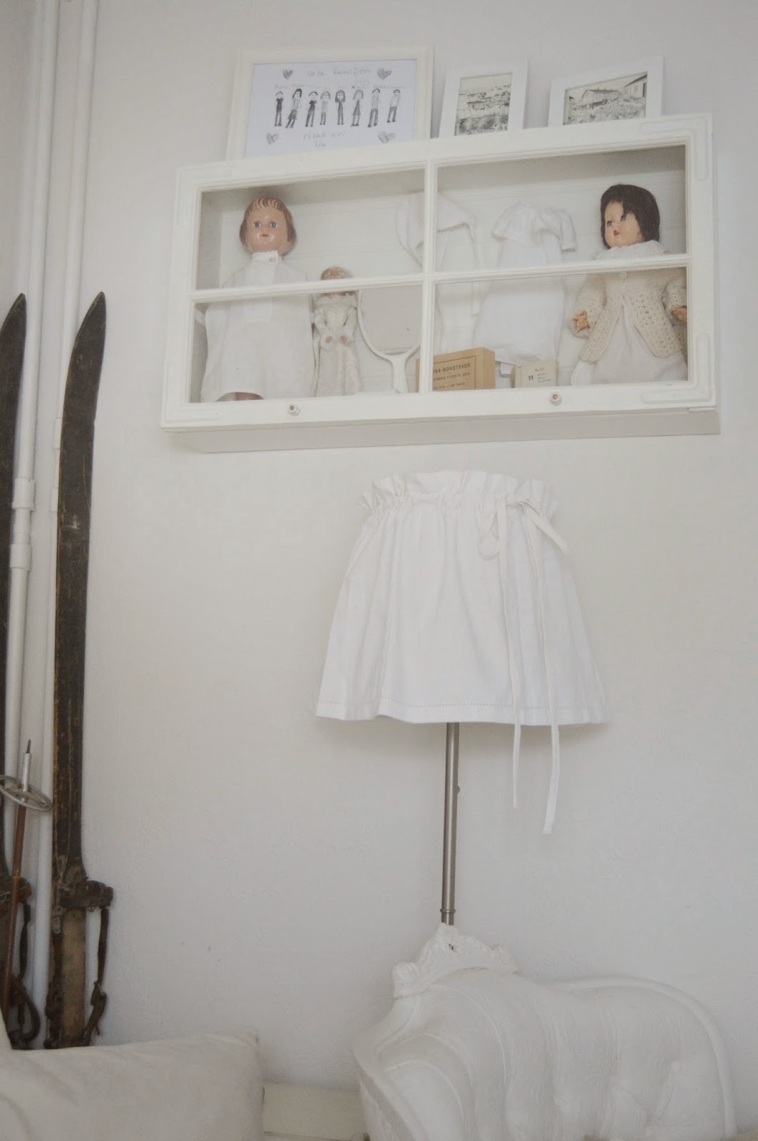 Hagbacken.blogspot.se ~: litet skåp med bl a gamla dockor