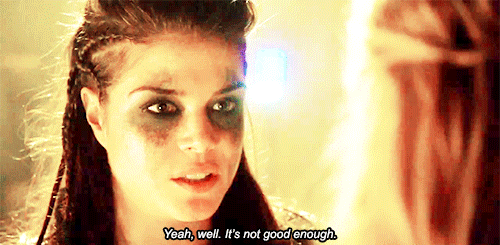No gif: Cena de The 100 com a Octavia usando maquiagem de guerra (tinta escura em volta dos olhos) olhando pra Clarke e dizendo "não é bom o bastante"