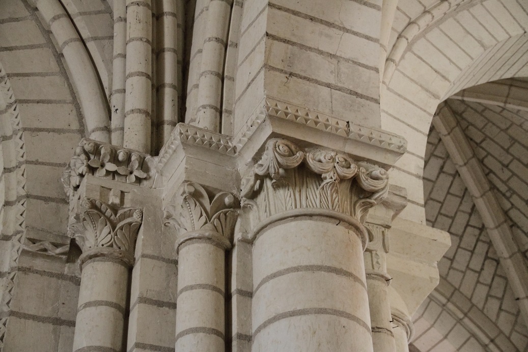 L'art roman ; passionnément D'énigmatiques statuescolonnes.