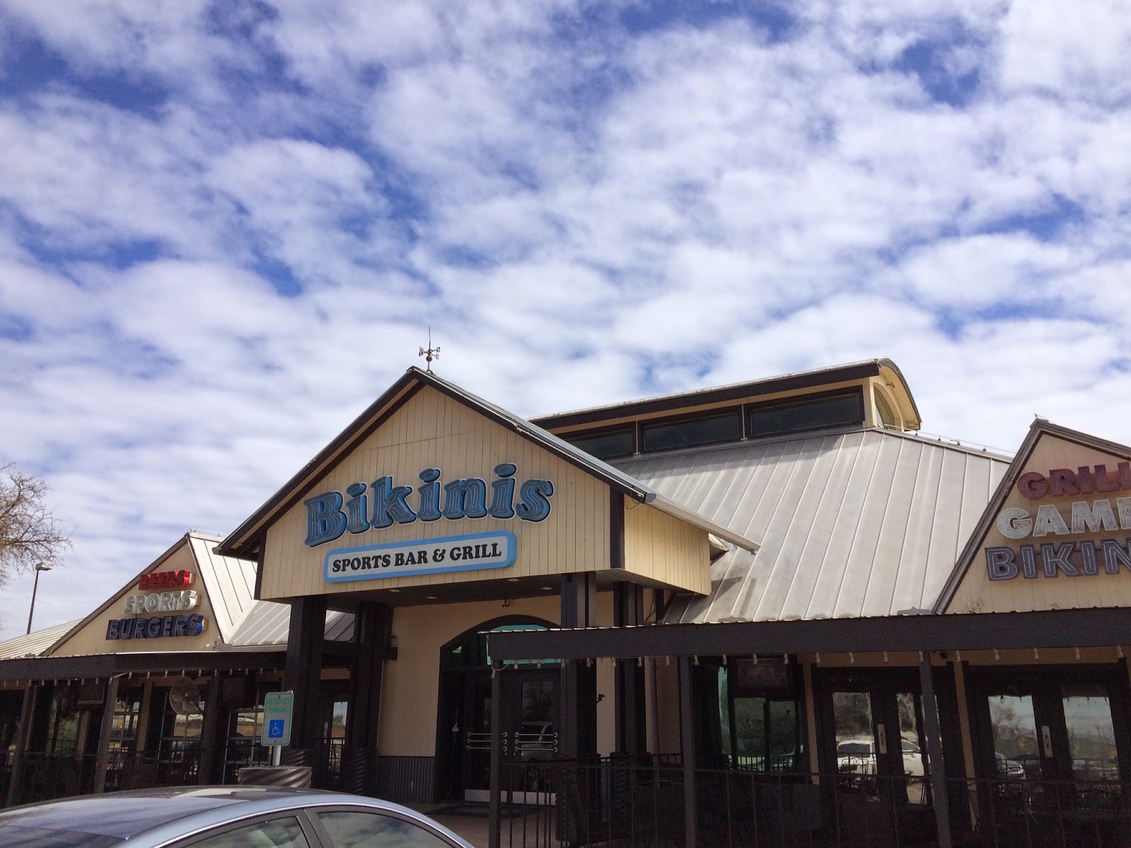 Bikinis Sports Bar & Grill In Austin / オースティンのビキニズ スポーツバー&グリル I'm