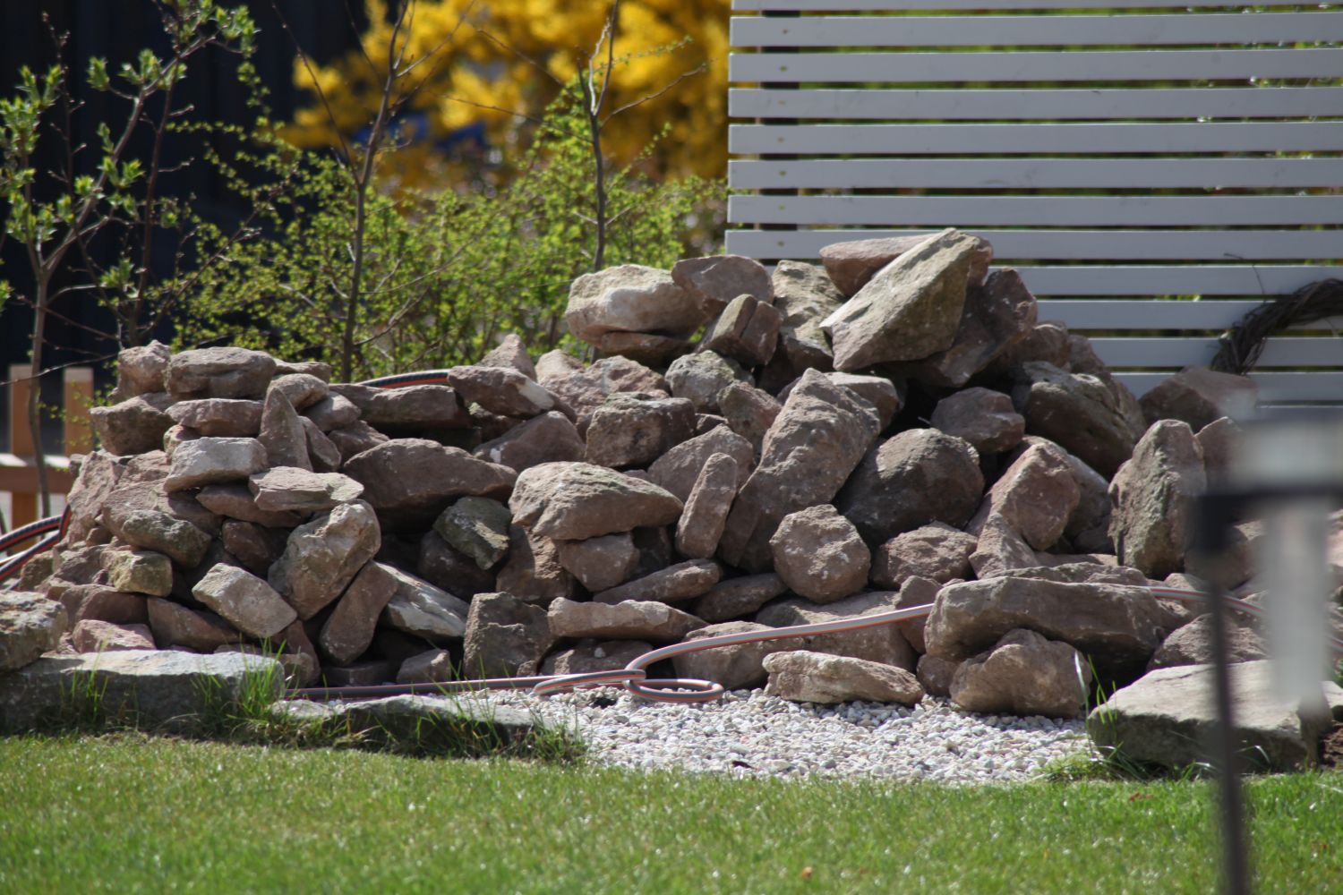 DoMis Garten Rasenkante aus Granitsteinen