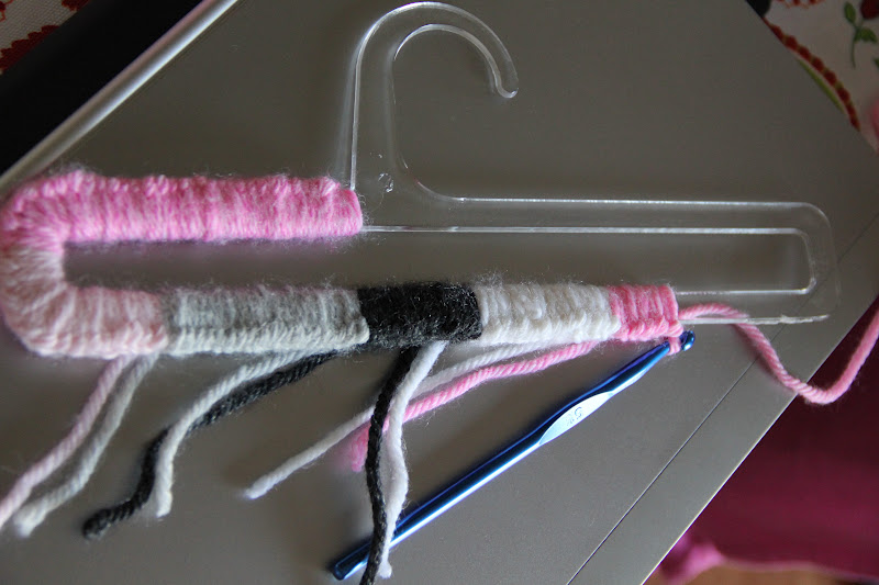 homemademyplace Make it! Recycling a little plastic hanger!!!