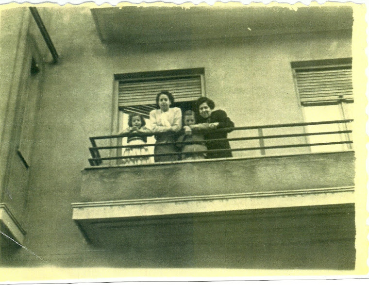 LAURITA CON SUS HIJOS Y TÍA LUISA EN CASA DE ÉSTA.ACTUALMENTE CASA DE VICTORIA MONTERO.