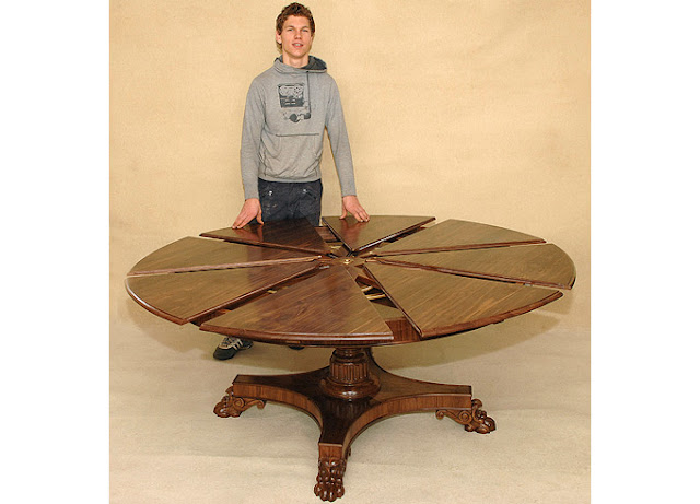 круглий дерев'яний стіл