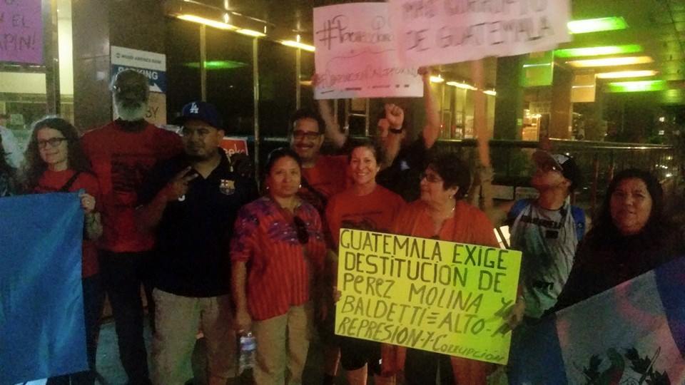 Manifestacion en el Consulado de Los Angeles Ca. Renuncia ya! Otto Perez Molina