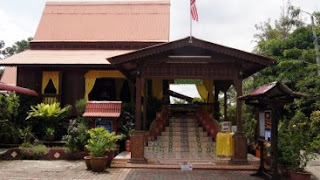 Rumah Tradisional Melayu Melaka terletak di belakang perigi Hang Tuah