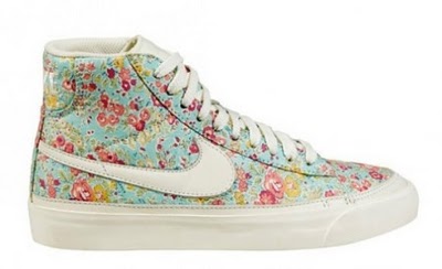 chicas con zapatillas nike