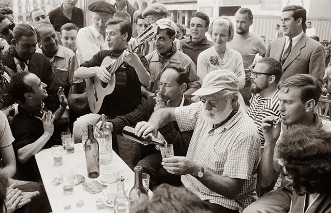 Hemingway Hemingway reunido con sus amigos en algún evento.