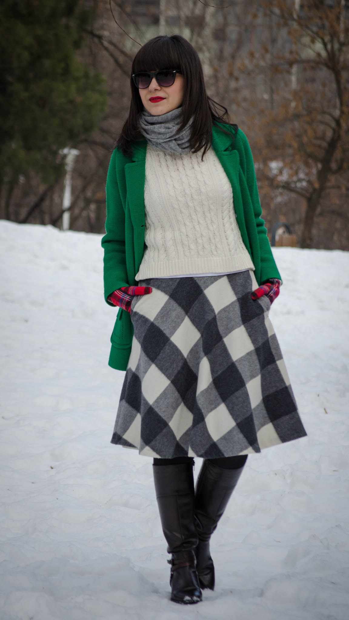 black & white squared thrifted skirt oversized green sweater white h&m sweater brown bata boots tartan koton gloves winter snow bangs grey scarf 