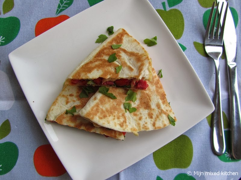Mijn mixed kitchen Quesadilla met salami, bosui, puntpaprika en kaas