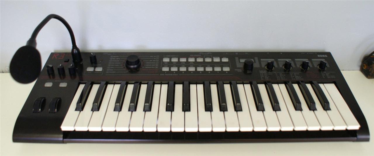 R3 SYNTHESIZER AND VOCODER WITH ADAPTER AND MICROPHONE Gold