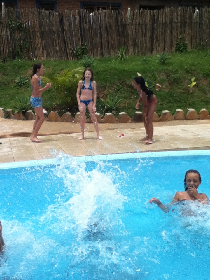 chacara florata: meninas lindas se divertindo muito na piscina,domingo de  muito sol