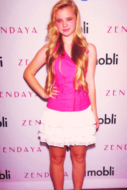 Enseñando sus ricas piernas sierra mccormick actriz olive doyle piernas piernuda chica sexy hot minifalda miniskirt pink rosita virginal vagina niña americanistadechiapas