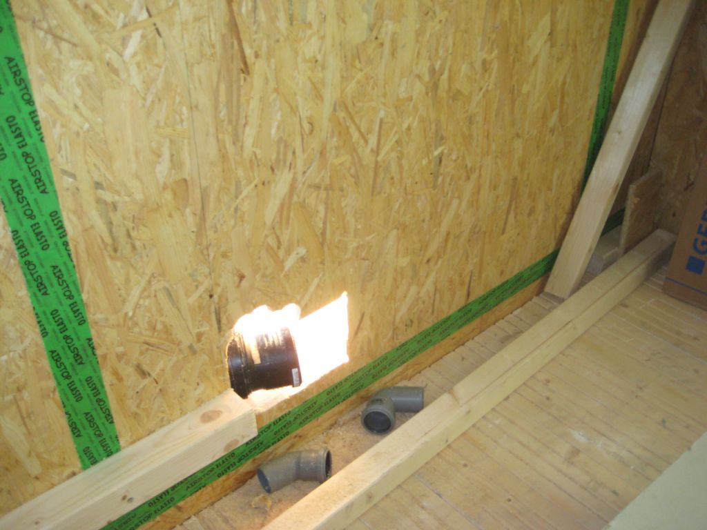 Eichen 7a: Tag 14 - Hausanbau dicht, Dachfenster vorne, Strangentlüftung