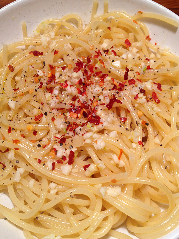 Pasta met chili en knoflook & courgette met amandelen Plantaardigheidjes