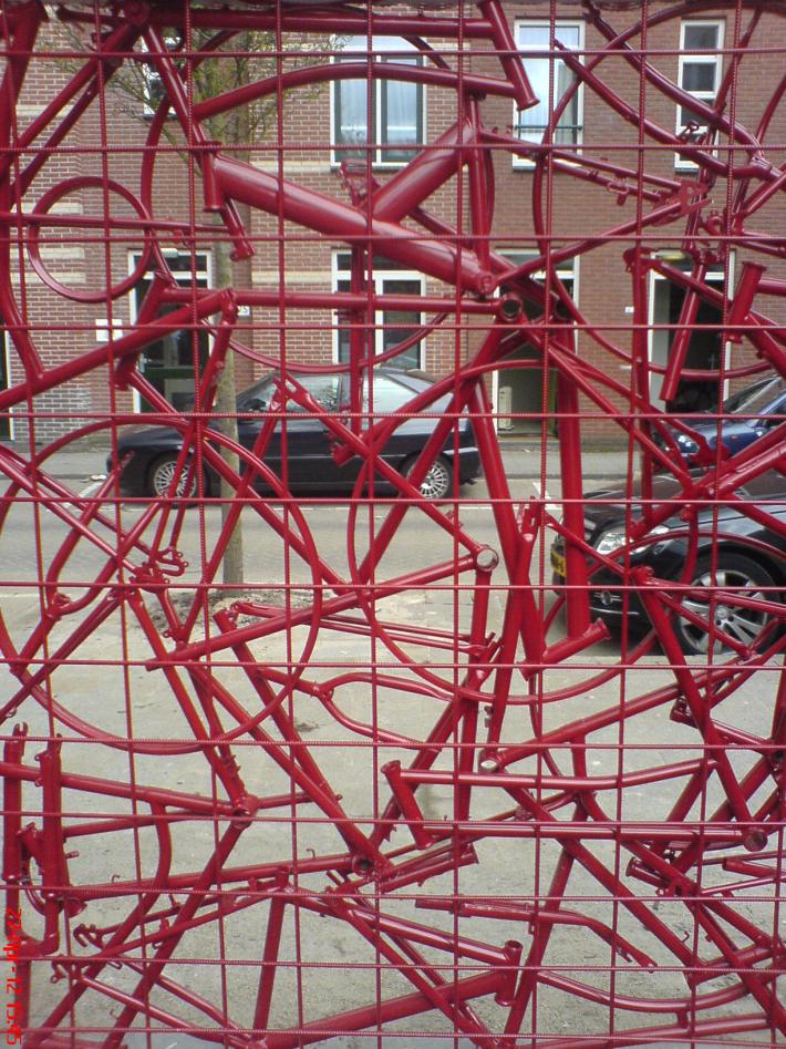Condomínio usa peças usadas de bicicletas em cerca