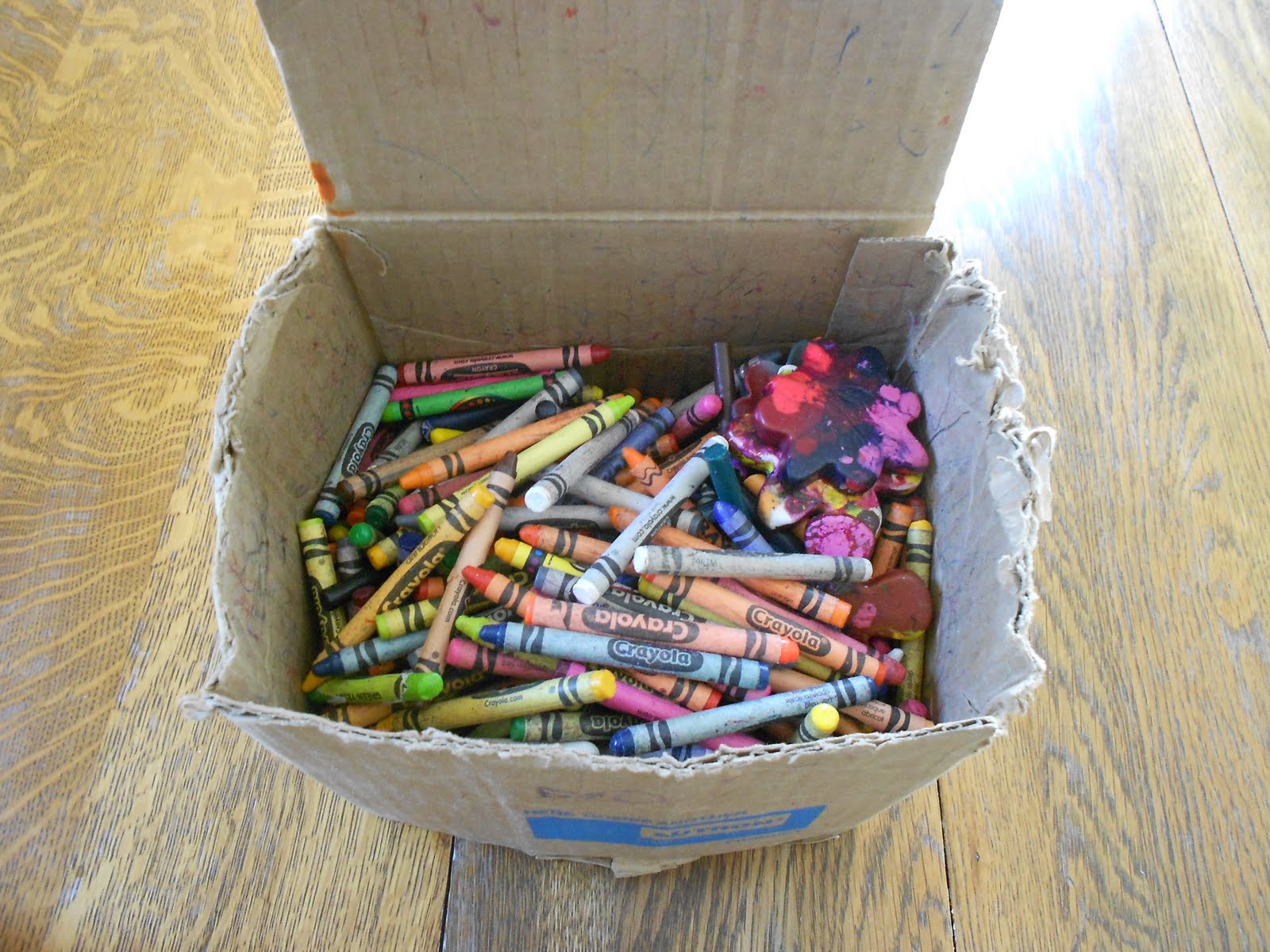 Almost Unschoolers: Cereal Box Crayon Caddy