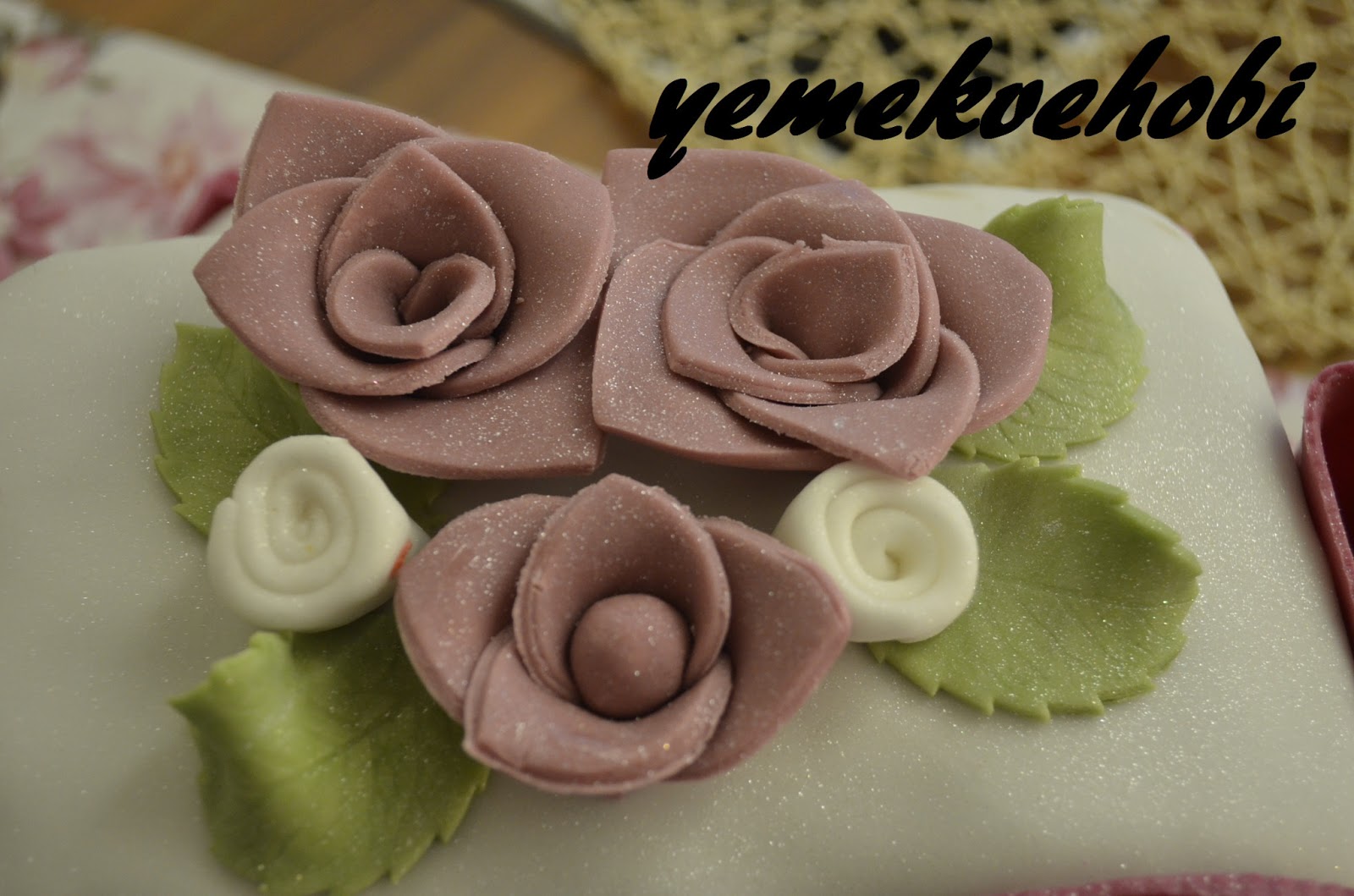 yemek ve hobi Seker hamurlu pasta nasil kaplanir