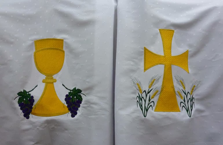 Puntilla decorada con cálices, cruces, JHS y motivos florales