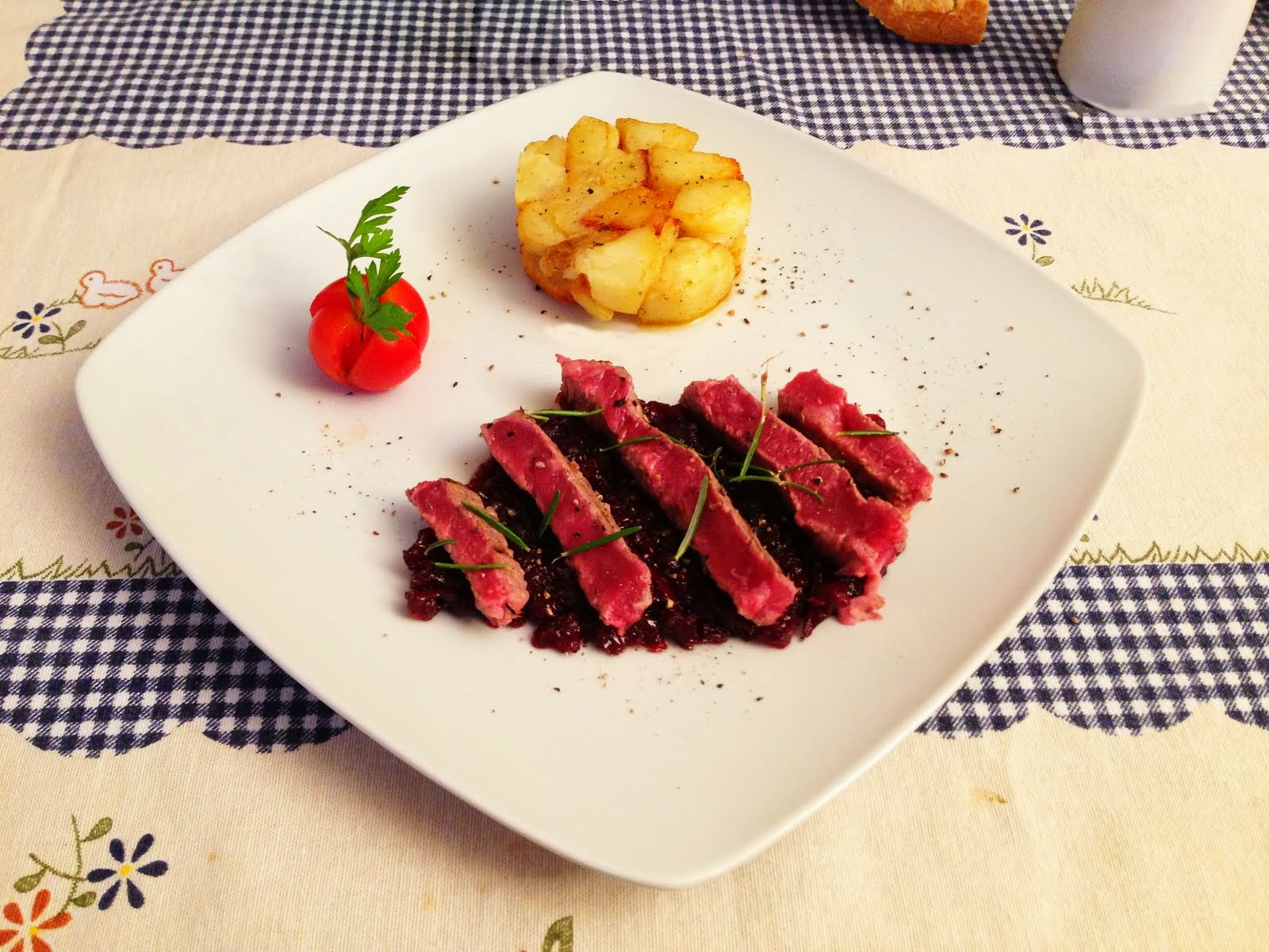 Tagliata di manzo su dressing di mirtillo rosso di montagna e patatine al forno