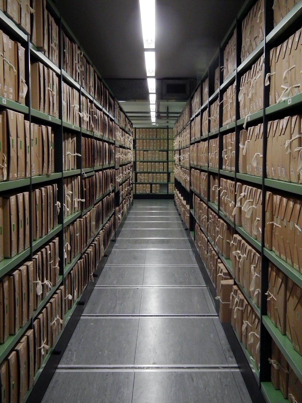 A_corridor_of_files_at_The_National_Archives_UK.jpg
