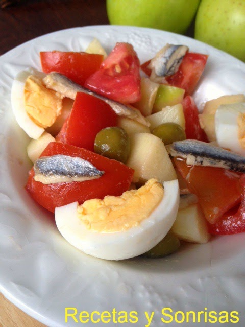 Ensalada De Patata, Tomate, Manzana , Huevo Y Boquerones
