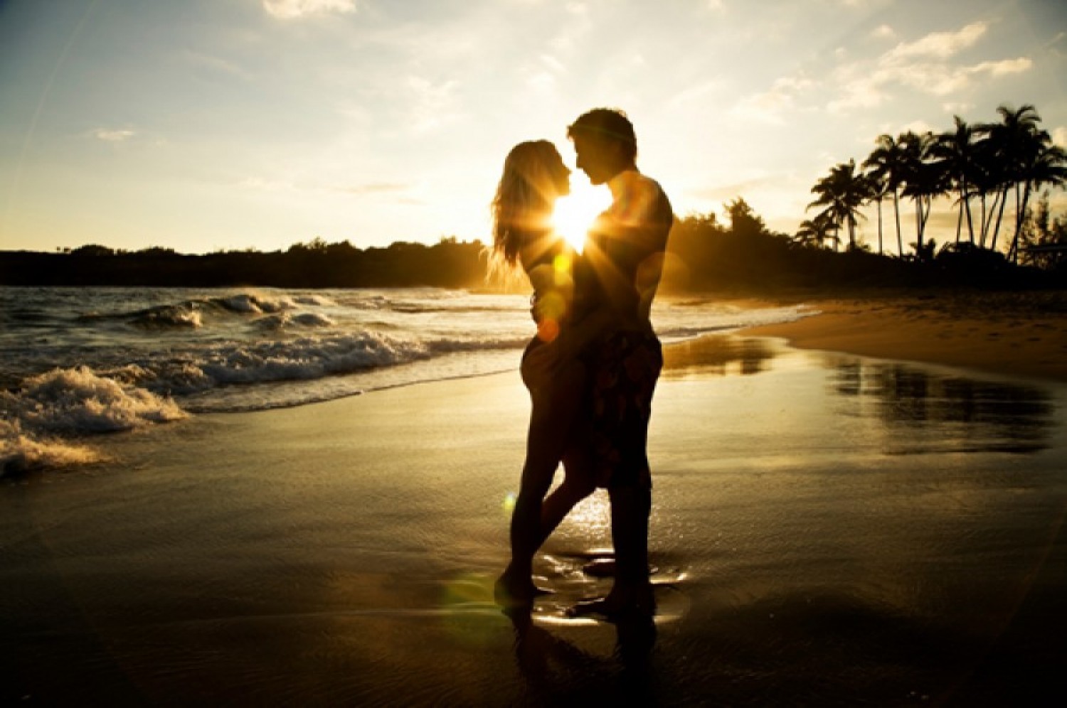 http://1.bp.blogspot.com/-yVCtBywOA24/UD4DzoyFVqI/AAAAAAAAA1o/Yg1rynzoCZk/s1600/love-couple-beach-kiss-kissing-hot+couple+in+sun+shine-love+images+download-romantic+love+images+download-lonelyness-alone-www.143loveu.blogspot.in.jpg