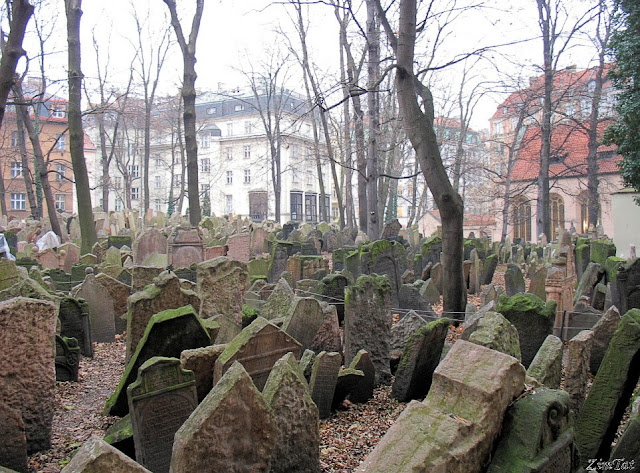 Кладбище рядом с синагогой, Прага, Чехия. Фото взято с Википедии. Кладбище рядом с синагогой, Прага, Чехия. Фото взято с Википедии.