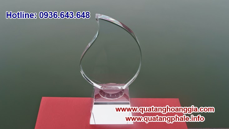 Quà tặng bằng Pha lê thủy tinh cáo cấp sẽ là món quà tặng đem lại may mắn và suôn sẻ cho các sự kiện cũng như là quà tặng pha lê cho hội thảo